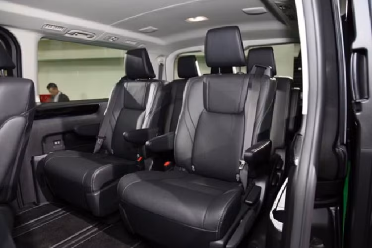 Tại thị trường Úc, Toyota Granvia 2019 được trang bị 3 hàng ghế với tổng cộng 8 chỗ ngồi. Trong khi đó, ở thị trường Thái Lan, Toyota Granvia 2019 dự kiến sẽ có 2 phiên bản 9 chỗ và 11 chỗ ngồi.