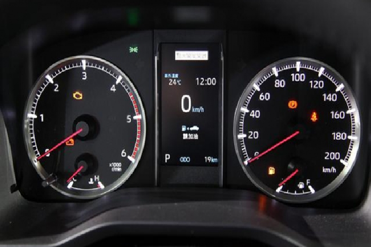 Màn hình đa thông tin nằm giữa 2 đồng hồ analogue