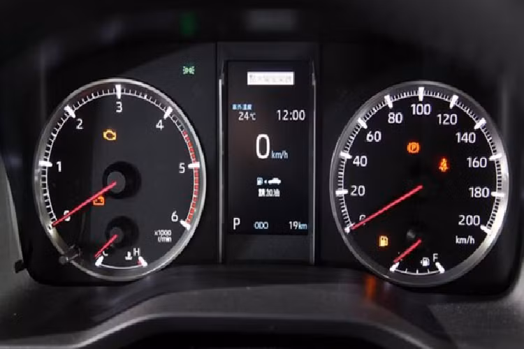 Màn hình đa thông tin nằm giữa 2 đồng hồ analogue