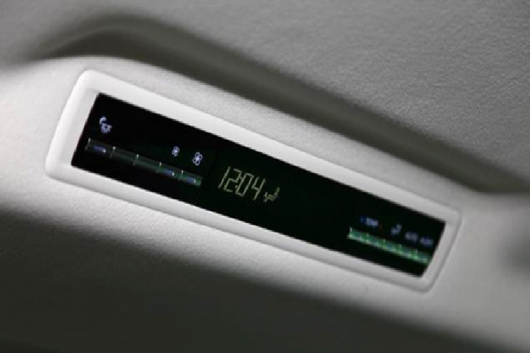 Màn hình kỹ thuật số của hệ thống điều hòa. Đặc biệt, Toyota Granvia 2019 còn được trang bị gói an toàn Safety Sense với hệ thống cân bằng điện tử, kiểm soát lực kéo, cảnh báo va chạm trước, kiểm soát hành trình thích ứng và ít nhất 7 túi khí.