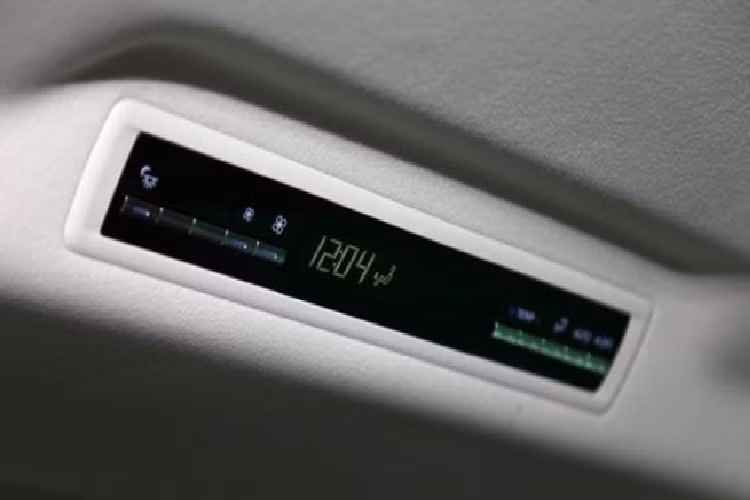 Màn hình kỹ thuật số của hệ thống điều hòa. Đặc biệt, Toyota Granvia 2019 còn được trang bị gói an toàn Safety Sense với hệ thống cân bằng điện tử, kiểm soát lực kéo, cảnh báo va chạm trước, kiểm soát hành trình thích ứng và ít nhất 7 túi khí.