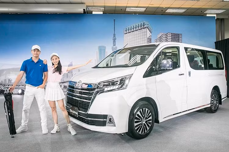 Mẫu xe MPV Toyota Granvia 2019 mới sở hữu lưới tản nhiệt sáng bóng sang trọng. Trên cản trước còn có thanh mạ crôm kéo dài sang hai bên hốc đèn sương mù khiến phần đầu xe trông như rộng hơn. Bản thân hốc đèn sương mù cũng được mạ crôm làm tăng thêm vẻ sang trọng cho xe.