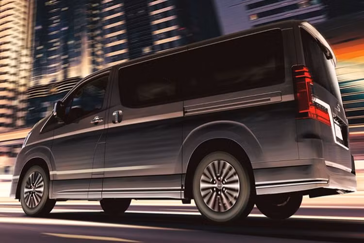 Trên cản trước còn có thanh mạ crôm kéo dài sang hai bên hốc đèn sương mù khiến phần đầu xe trông như rộng hơn. Bản thân hốc đèn sương mù cũng được mạ crôm làm tăng thêm vẻ sang trọng cho Toyota Granvia 2019.