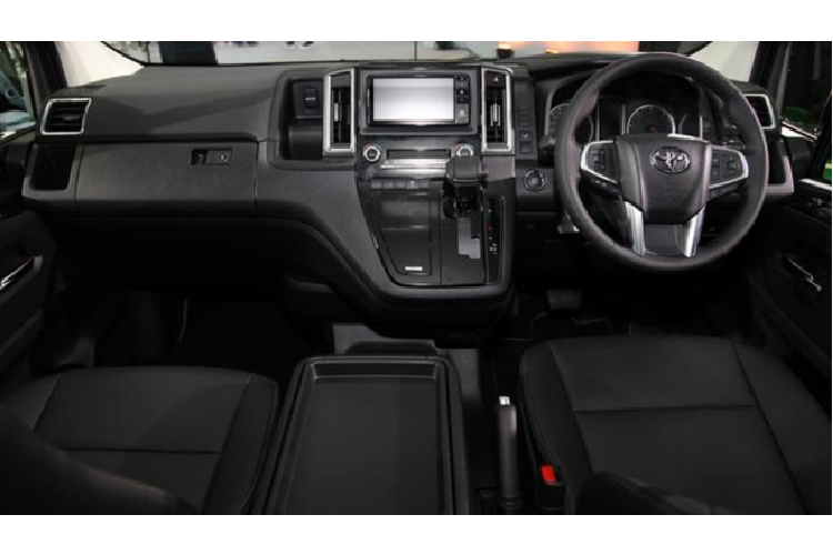 Là phiên bản sang hơn của "cá mập" Hiace nên đương nhiên Toyota Granvia 2019 sẽ được trang bị tốt hơn. Theo một số nguồn tin, Toyota Granvia 2019 tại Thái Lan sẽ có những trang bị cơ bản như cửa trượt bên sườn cũng như nội thất bọc da, ốp gỗ và có nhiều chi tiết trang trí bằng kim loại.
