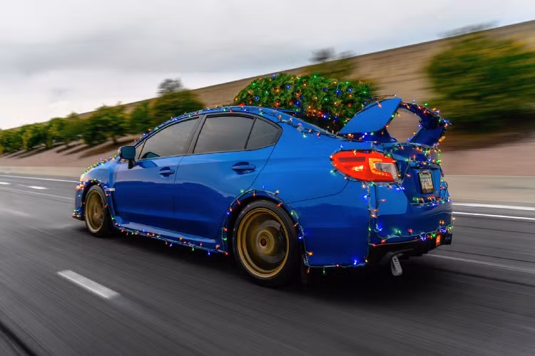 Xe hiệu suất cao cũng không nằm ngoài danh sách được làm đẹp dịp Noel, trông vừa mạnh mẽ vừa đáng yêu