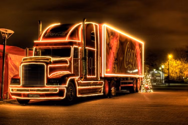 Coca Cola cũng sử dụng lối trang trí đèn LED này, vừa để hòa chung không khí Giáng sinh 2019 vừa quảng bá thương hiệu