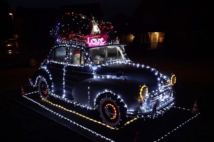 Ai mà biết được một dải LED có thể thắp sáng chiếc xe của bạn đến như vậy, kết hợp với các vật trang trí trên nóc xe càng khiến chiếc xe thêm nổi bật