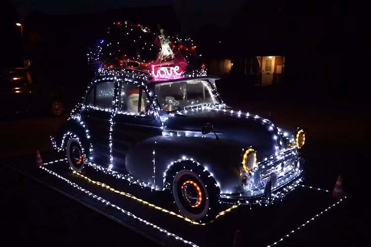 Ai mà biết được một dải LED có thể thắp sáng chiếc xe của bạn đến như vậy, kết hợp với các vật trang trí trên nóc xe càng khiến chiếc xe thêm nổi bật
