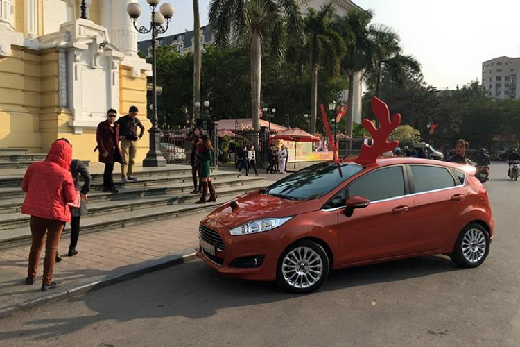 Việt Nam cũng không đứng ngoài cuộc vui những ngày lễ cuối năm, đơn giản với bộ sừng "ton sur ton" với màu xe. Đây cũng là cách trang trí ôtô mùa Noel phổ biến nhất ở Việt Nam