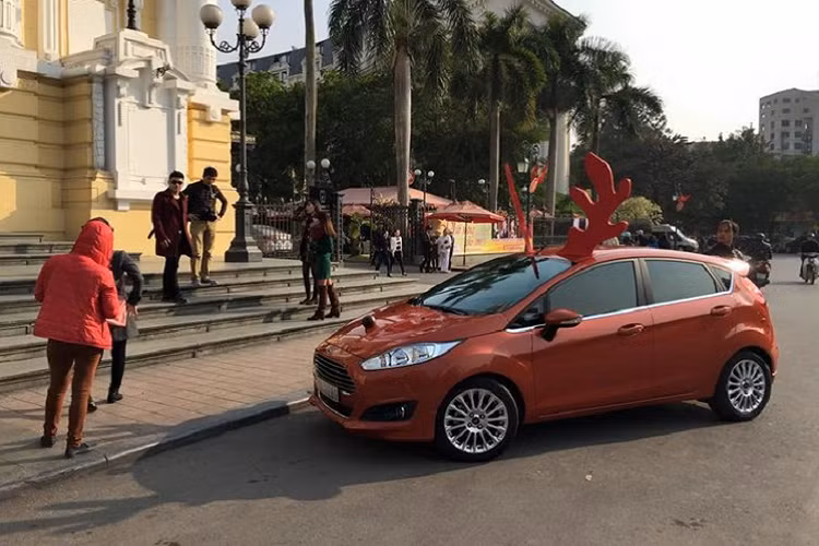 Việt Nam cũng không đứng ngoài cuộc vui những ngày lễ cuối năm, đơn giản với bộ sừng "ton sur ton" với màu xe. Đây cũng là cách trang trí ôtô mùa Noel phổ biến nhất ở Việt Nam