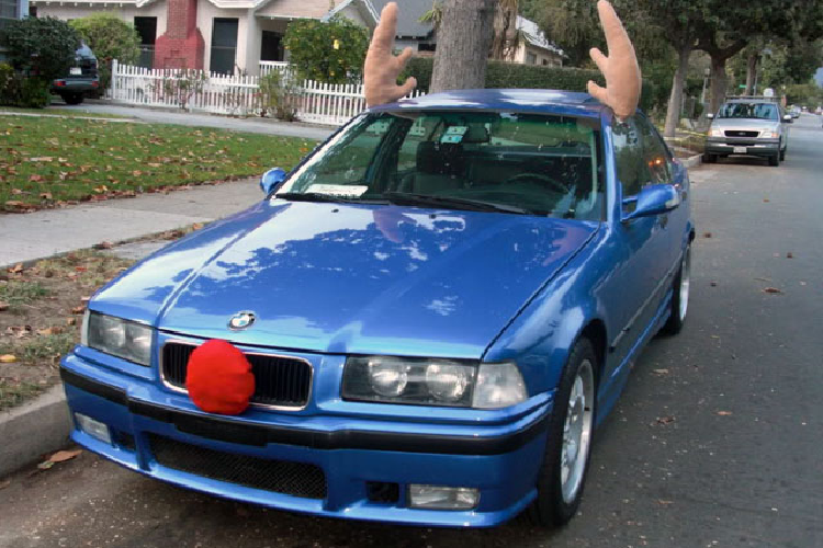 Đơn giản với một chiếc mũ len đỏ làm mũi tuần lộc cho chiếc BMW