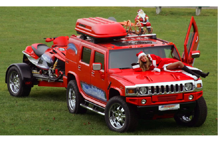 Nếu đã chán với hình ảnh tuần lộc kéo xe vậy tại sao không thử để một chiếc Hummer kéo một chiếc motor