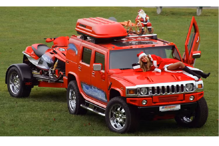 Nếu đã chán với hình ảnh tuần lộc kéo xe vậy tại sao không thử để một chiếc Hummer kéo một chiếc motor