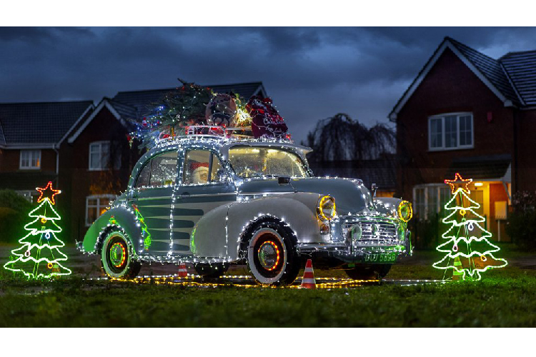 Trong một tuần trở lại đây, nhiều chủ xe đã trang trí xe ôtô đón giáng sinh 2019 từ sớm. Những món đồ trang trí ô tô ngày Noel có thể được tìm mua trên các trang web mua bán trong và ngoài nước.