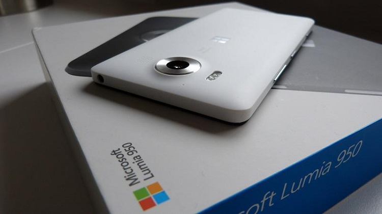 Concept Nokia N95 5G voi man hinh cong 4 camera ham ho