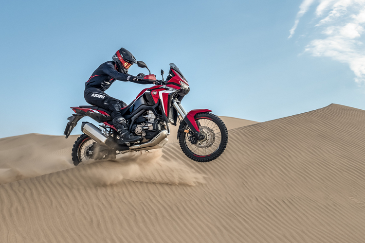 CRF1100L Africa Twin Được thiết kế tập trung cho khả năng vận hành off-road, Africa Twin 2020 có kích thước bề ngang mỏng hơn với bình xăng và yên xe được thu hẹp 40mm đi kèm ngoại hình của một chiếc xe đua rally mạnh mẽ, ấn tượng. Chiều cao yên có khả năng điều chỉnh 850mm hoặc 870mm