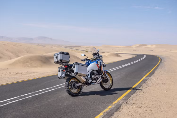 Bình xăng dung tích 24.8L cho tầm hoạt động trên 500km, dàn áo ngoài bề thế hơn, kính chắn gió 5 cấp độ điều chỉnh, sưởi tay lái được trang bị tiêu chuẩn và cổng phụ kiện ACC là những trang bị lý tưởng được trang bị cho Adventure Sports. Với hàng loạt các hệ thống hỗ trợ người lái, mẫu xe còn được trang bị đèn chiếu theo góc cua 3 cấp độ mang tới khả năng vận hành an toàn hơn trong những điều kiện thiếu sáng.