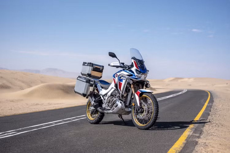 CRF1100L Africa Twin Adventure Sports. Được chia sẻ tam giác lái với Africa Twin tiêu chuẩn, CRF1100L Africa Twin Adventure Sports nhận được hàng loạt các trang bị hướng tới khả năng chinh phục những chặng đường dài. 