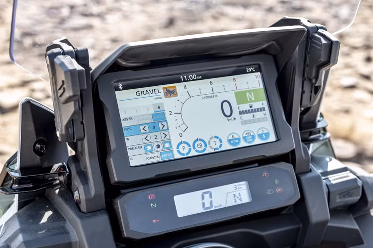 Hệ thống hỗ trợ điện tử tối tân được kiểm soát và điều khiển qua IMU bao gồm: ga điện tử, kiểm soát lực kéo HSTC tích hợp ga tự động, ABS trong cua, kiểm soát bốc đầu, kiểm soát nhấc đuôi và phát tín hiệu khẩn cấp.