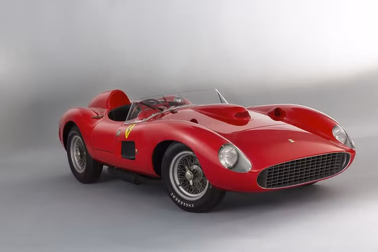 Ferrari 335 S 1957 – 37.281.000 USD Thêm một chiếc siêu xe Ferrari trong danh sách này (chưa phải cuối cùng) và đó là 335 S 1957 được bán ở Paris với giá 35.730.510 USD. Chỉ có 4 chiếc như thế này từng được chế tạo, và chiếc được mang bán đấu giá thì vẫn trong điều kiện tốt và có dòng dõi xe đua. Không may, nó đã từng dính vào một tai nạn thảm khốc trên đường đua khiến cho người cầm lái cùng nhiều người khác thiệt mạng.