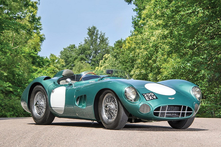 Aston Martin DBR1 1956 – 23.049.002 USD Trong năm 2017, một trong những chiếc xe đua Aston Martin quan trọng nhất đã được bán với giá kỷ lục 22.550.000 USD. Nó có giá trị và quan trọng đến thế là bởi nó mang mã số khung gầm DBR1/1 và là chiếc đầu tiên trong số 5 chiếc DBR1 được chế tạo bởi David Brown (tạo nên chữ cái DB trong tên xe) để chiến thắng giải 24 Giờ Le Mans trong thập niên 1950. 