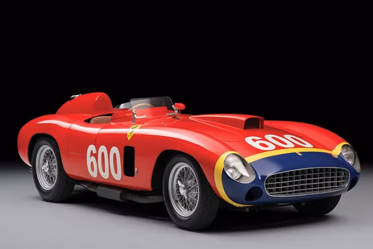Ferrari 290 MM 1956 – 29.649.000 USD Các nhà sưu tập luôn cực kỳ them muốn những chiếc xe đua Scuderia Ferrari Works, và chiếc 290 MM 1956 đã từng là một nhà chiến thắng vinh quang trong thời của nó. Bên cạnh đó, chiếc xe ở đây còn từng được lái bởi hàng loạt huyền thoại như Juan Manual Fangio, Stirling Moss, Phil Hill, Peter Collins, và Wolfgang von Trips. Nó đã được bán tại một buổi đấu giá diễn ra ở New York với số tiền 28.050.000 USD trong năm 2015.