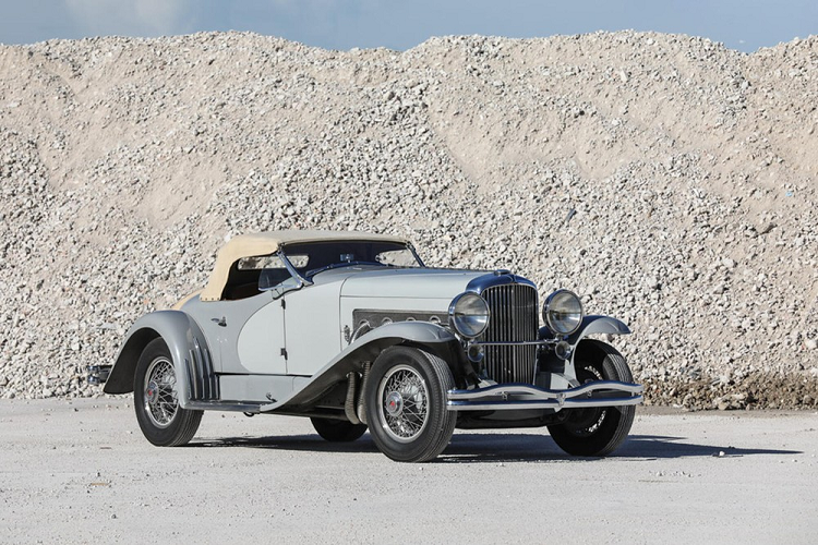 Duesenberg SSJ 1935 – 22.000.000 USD Chỉ có hai chiếc Duesenberg SSJ từng được chế tạo trong lịch sử, và chiếc ở đây đã từng thuộc về ngôi sao Hollywood, Gary Cooper theo dạng cho vay 6 tháng để gây tiếng vang xã hội. Cooper đã thích nó tới mức chi tiền mua hẳn khi thời hạn cho vay kết thúc. Không rõ màu sắc nguyên gốc của nó là gì, nhưng có khả năng là màu cát mà vợ của Cooper không thích, nên nó đã được sơn sang màu xanh lục với chi tiết bằng bạc.