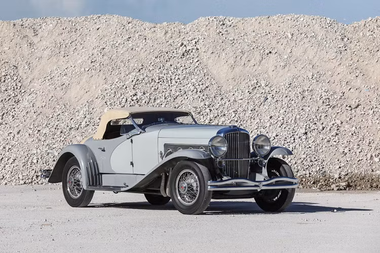 Duesenberg SSJ 1935 – 22.000.000 USD Chỉ có hai chiếc Duesenberg SSJ từng được chế tạo trong lịch sử, và chiếc ở đây đã từng thuộc về ngôi sao Hollywood, Gary Cooper theo dạng cho vay 6 tháng để gây tiếng vang xã hội. Cooper đã thích nó tới mức chi tiền mua hẳn khi thời hạn cho vay kết thúc. Không rõ màu sắc nguyên gốc của nó là gì, nhưng có khả năng là màu cát mà vợ của Cooper không thích, nên nó đã được sơn sang màu xanh lục với chi tiết bằng bạc.