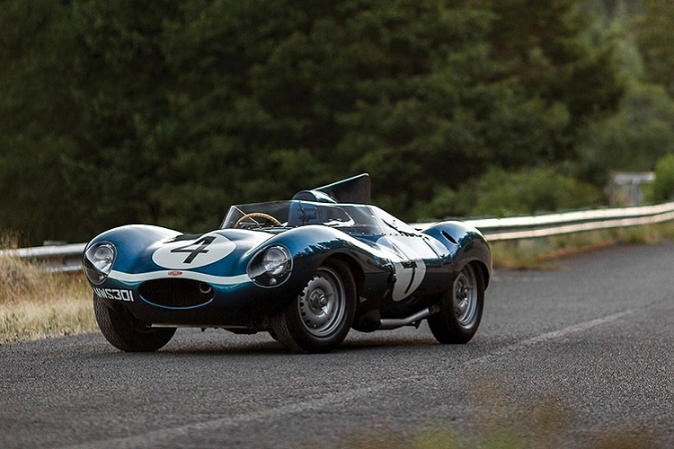 Jaguar D-Type 1955 – 22.737.329 USD Jaguar D-Tupe không chỉ là một chiếc xe đua cực kỳ lợi hại, nó còn hết sức đẹp mắt và cạnh tranh với những đối thủ Ý cùng thời. Nó đã từng chiến thắng liên tiếp 3 giải Le Mans trong 1955, 1956 và 1957. Chiếc D-Type với mã số khung gầm XKD 501 đã được bán với giá 21.780.000 USD trong năm 2016 và cũng là chiếc xe đã giành danh hiệu trong năm 1956 sau một cuộc tranh tài quyết liệt với Aston Martin.