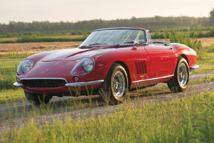 Ferrari 275 GTB/4*S N.A.R.T. STrong năm 1937, một cậu bé mồ côi tên Eddie Smith đã tới Lexington, North Carolina với chỉ 15 USD trong túi. Cậu ta đã tìm được một công việc trả lương thấp nhưng cuối cùng lại gây dựng được một công ty đặt hàng qua thư lớn. Khi có tiền, Eddie Smith đã mua những chiếc Ferrari, bao gồm một trong những chiếc 275 GTB/4 North American Racing Team. Sau khi ông ấy qua đời, người con trai Eddie Smith Jr.