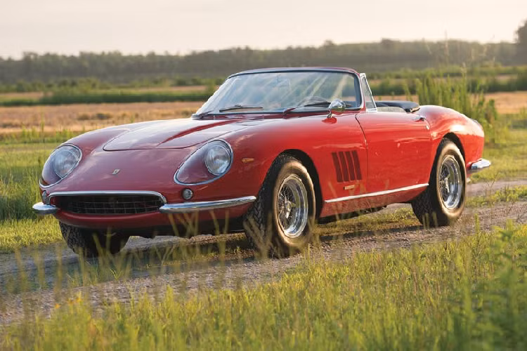 Ferrari 275 GTB/4*S N.A.R.T. STrong năm 1937, một cậu bé mồ côi tên Eddie Smith đã tới Lexington, North Carolina với chỉ 15 USD trong túi. Cậu ta đã tìm được một công việc trả lương thấp nhưng cuối cùng lại gây dựng được một công ty đặt hàng qua thư lớn. Khi có tiền, Eddie Smith đã mua những chiếc Ferrari, bao gồm một trong những chiếc 275 GTB/4 North American Racing Team. Sau khi ông ấy qua đời, người con trai Eddie Smith Jr.