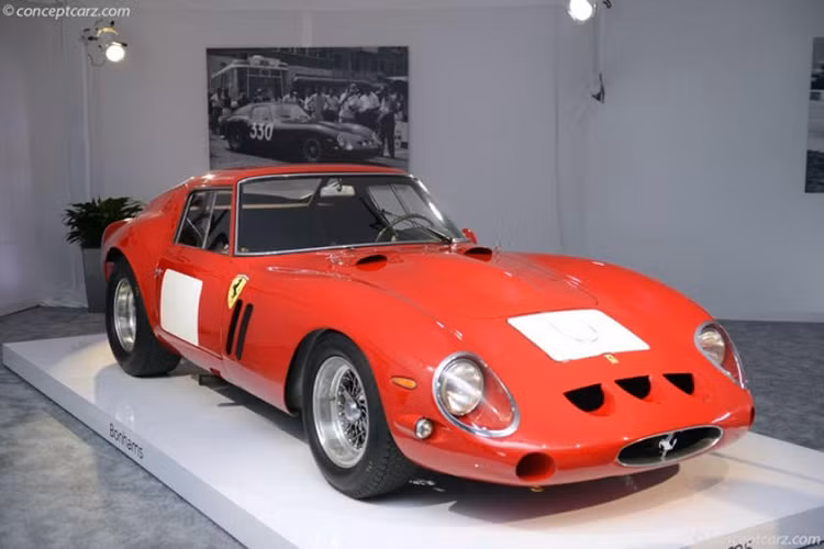 Ferrari 250 GTO 1962 – 40.338.000 USD Cho tới khi số khung gầm 3413GT được mang bán đấu giá, chiếc 250 GTO mã số 3851GT đã giữ kỷ lục chiếc xe bán đấu giá cao nhất trong lịch sử. Nó được bán với giá 38.115.000 USD vào cuối tháng 8 năm 2014 tại Carmel, California. Chỉ có 33 chiếc 250 GTO chuẩn chỉnh từng được chế tạo, và tất cả đều có trang bị động cơ V12 dung tích 3.0 lít sản sinh 296 mã lực.