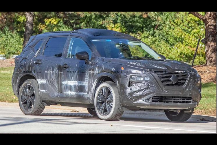 Trong khi đó, cụm đèn chính nằm ở dưới, ngay hốc hút gió bên, giống như Juke. Khác biệt là đèn của Juke là có dáng chữ Y, nằm trong ốp đèn tròn, còn đèn của X-trail có thể sẽ có dáng chữ nhật hoặc hình thoi. Xe cũng có thể sẽ đi cùng với bộ mâm hợp kim 19 inch. 