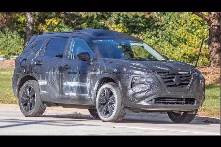 Trong khi đó, cụm đèn chính nằm ở dưới, ngay hốc hút gió bên, giống như Juke. Khác biệt là đèn của Juke là có dáng chữ Y, nằm trong ốp đèn tròn, còn đèn của X-trail có thể sẽ có dáng chữ nhật hoặc hình thoi. Xe cũng có thể sẽ đi cùng với bộ mâm hợp kim 19 inch. 