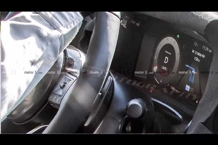 Đặc biệt, những hình ảnh chụp lén đã tiết lộ khá rõ phần nội thất của X-Trail mới. 