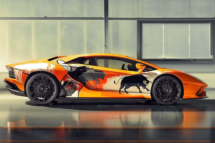 Được giao tới Skylar với vai trò là như một trang giấy trắng, chiếc Aventador S nên tảng có màu cam đặc trưng do xưởng sơn mới của Lamborghini tại nhà máy Sant'Agata Bolognese hoàn thiện. Quá trình tạo ra tác phẩm đã kéo dài gần một năm nay.