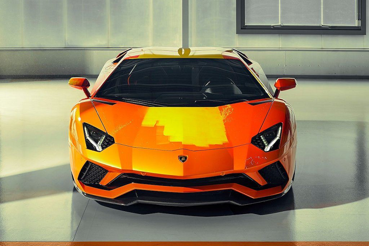 Chiếc Lamborghini Aventador S nguyên bản đã được sơn màu cam Arancio Atlas để thể hiện tính đặc trưng của thương hiệu Lamborghini. Các bộ phận bên ngoài được làm nổi bật với những nét vẽ đậm, không đều sử dụng sắc vàng/cam đậm/trắng, xen kẽ với những vệt màu và chấm sơn trên bề mặt bằng kỹ thuật vẽ nhỏ giọt.