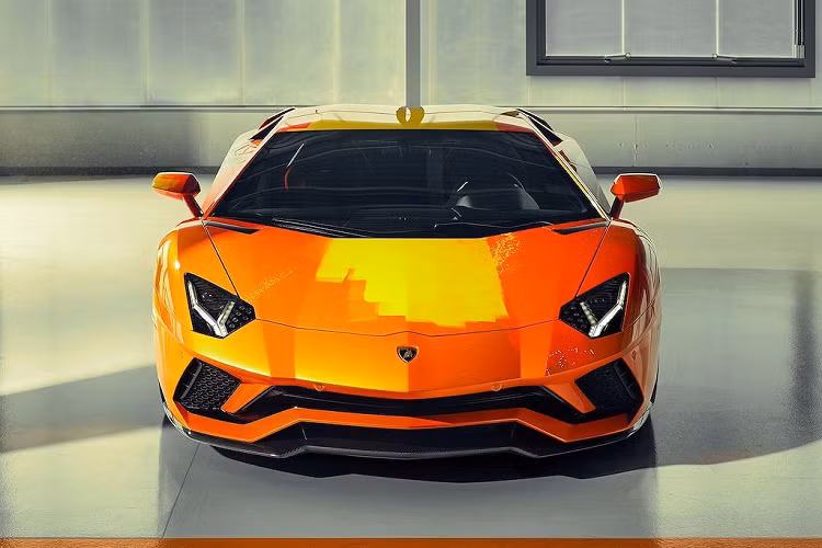 Chiếc Lamborghini Aventador S nguyên bản đã được sơn màu cam Arancio Atlas để thể hiện tính đặc trưng của thương hiệu Lamborghini. Các bộ phận bên ngoài được làm nổi bật với những nét vẽ đậm, không đều sử dụng sắc vàng/cam đậm/trắng, xen kẽ với những vệt màu và chấm sơn trên bề mặt bằng kỹ thuật vẽ nhỏ giọt.