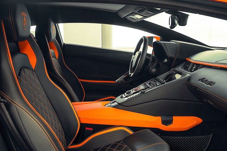 Phần thân xe sau khi chuyển hoá thành 3 sắc màu xen kẽ khác nhau sau đó đã được Skylar làm sống động bởi những hình ảnh bò tót cách điệu chạy thoát ra từ các hốc gió hai bên thân xe, cũng như hình ảnh lon súp Campbell's mang tính biểu tượng gợi nhớ về tác phẩm “32 Campbell’s Soup Cans” của đàn anh Warhol.