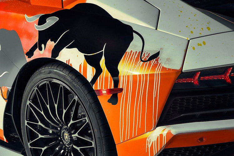 Có tên gọi chính thức là Aventador S by Skyler Grey, chiếc siêu xe Lamborghini đặc biệt này hiện đang được trưng bày tại lễ hội xe quý tộc Pebble Beach thuộc tuần lễ Monterey. Chỉ được tạo ra với số lượng 1 chiếc duy nhất, hiện tại nó đã về tay một nhà sưu tập hội hoạ. Đặc biệt, Aventador S by Skyler Grey là chiếc Lamborghini đầu tiên được chứng nhận bởi Blockchain - công nghệ lưu trữ và truyền tải thông tin bằng các khối được liên kết với nhau và mở rộng theo thời gian.