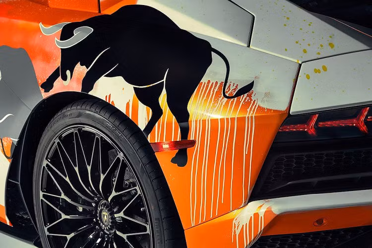 Có tên gọi chính thức là Aventador S by Skyler Grey, chiếc siêu xe Lamborghini đặc biệt này hiện đang được trưng bày tại lễ hội xe quý tộc Pebble Beach thuộc tuần lễ Monterey. Chỉ được tạo ra với số lượng 1 chiếc duy nhất, hiện tại nó đã về tay một nhà sưu tập hội hoạ. Đặc biệt, Aventador S by Skyler Grey là chiếc Lamborghini đầu tiên được chứng nhận bởi Blockchain - công nghệ lưu trữ và truyền tải thông tin bằng các khối được liên kết với nhau và mở rộng theo thời gian.