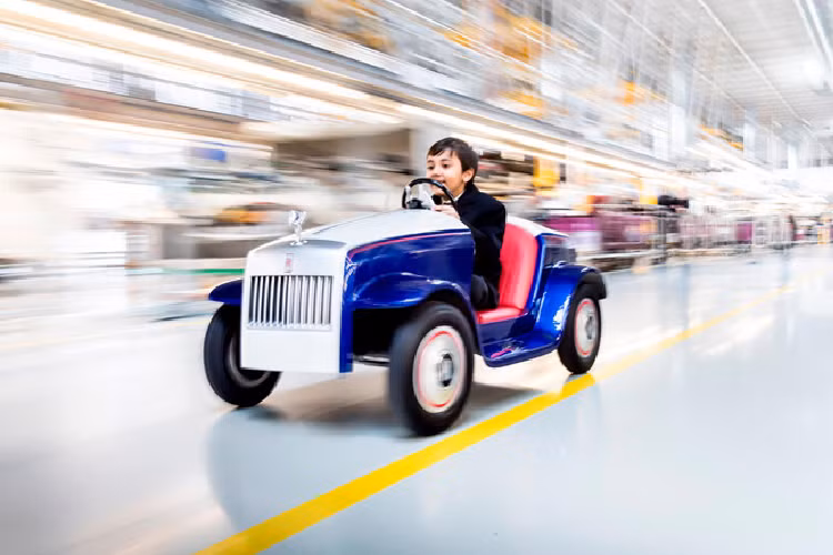 Tại bệnh viện Saint Richard's Hospital, Rolls-Royce thậm chí còn dựng cả biển báo giao thông ở hành lang để trẻ có trải nghiệm lái xe như thật. 