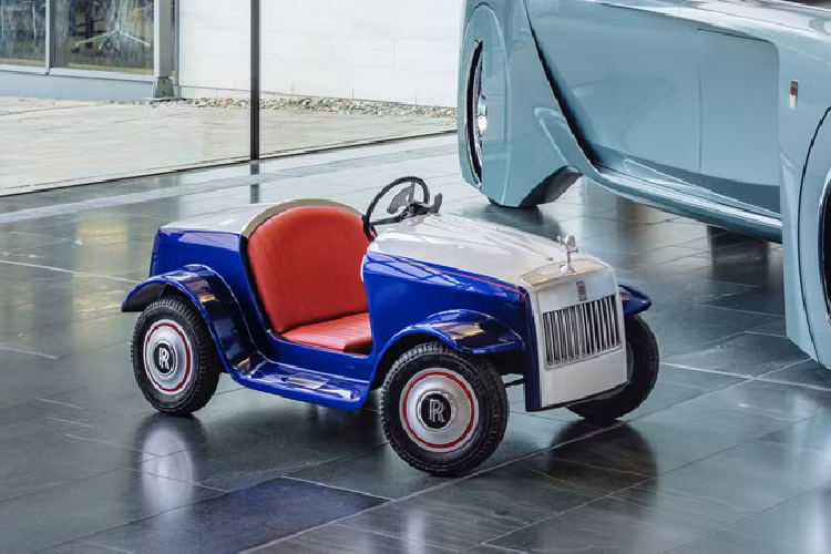 Cho tới nay, đã có 1.300 trẻ được ngồi trên chiếc xe sang siêu nhỏ này. Rolls-Royce cho biết sẽ không bán SHR mà chỉ dùng cho mục đích từ thiện. 