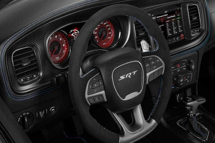 Màu sơn xanh B5 Blue là điểm chỉ có ở phiên bản này, nhưng khách hàng có thể lựa chọn các màu khác như đen bóng Pitch Black, xám bạc Triple Nickel và trắng White Knuckle. Hoàn thiện ngoại thất của Charger Daytona là bộ mâm 20 inch màu xám satin carbon.