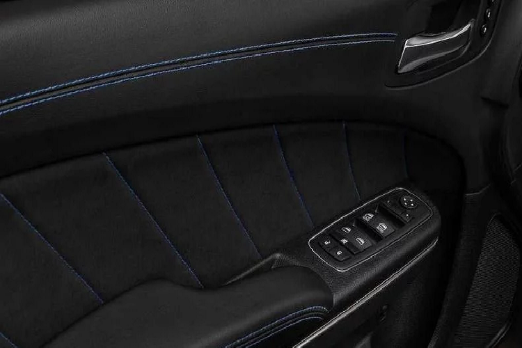 Ở bên trong cabin, dòng chữ Daytona tiếp tục xuất hiện trên những chiếc ghế bọc da/Alcantara. Nối liền các mảnh bọc nội thất là chỉ chần màu xanh, trong khi các chi tiết ốp trong cabin nay được làm từ sợi carbon.