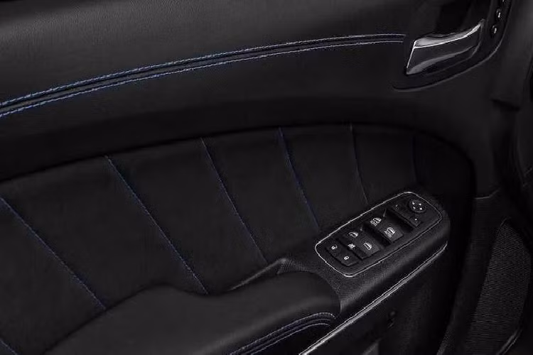 Ở bên trong cabin, dòng chữ Daytona tiếp tục xuất hiện trên những chiếc ghế bọc da/Alcantara. Nối liền các mảnh bọc nội thất là chỉ chần màu xanh, trong khi các chi tiết ốp trong cabin nay được làm từ sợi carbon.