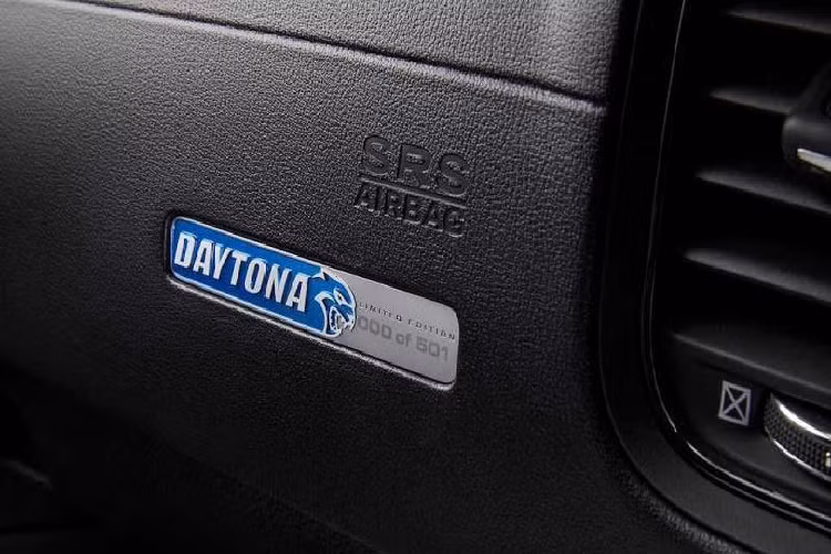 Để nhấn mạnh tới đặc tính thể thao của phiên bản này, Dodge còn thay cho Charger Daytona tay lái vát đáy phẳng. Một tấm bảng nhỏ đánh số thứ tự sản xuất được gắn trên bảng táp-lô ở vị trí ghế phụ.