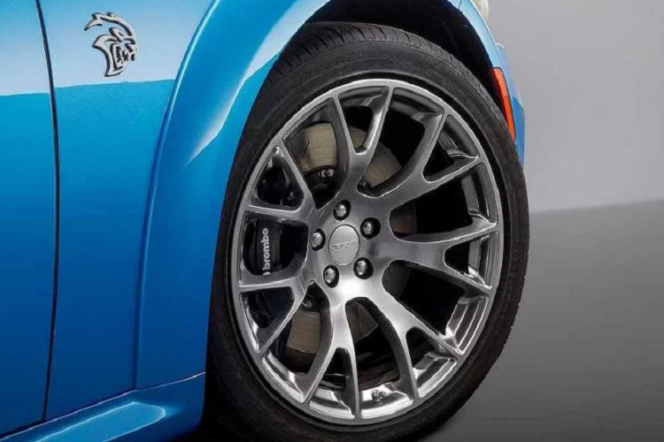 Không chỉ đơn thuần là một chiếc Charger Hellcat Widebody 2020 trang trí lại, Charger Daytona còn sở hữu động cơ 6.2l Hemi V8 siêu nạp được cải tiến. Động cơ này nay đã có thể đạt công suất tối đa lớn hơn 10 mã lực so với "vua công suất" Charger Hellcat - nay đạt 717 mã lực, trong khi mô-men xoắn cực đại đạt 881 mã lực.