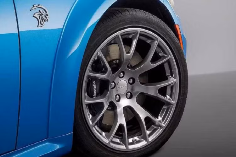 Không chỉ đơn thuần là một chiếc Charger Hellcat Widebody 2020 trang trí lại, Charger Daytona còn sở hữu động cơ 6.2l Hemi V8 siêu nạp được cải tiến. Động cơ này nay đã có thể đạt công suất tối đa lớn hơn 10 mã lực so với "vua công suất" Charger Hellcat - nay đạt 717 mã lực, trong khi mô-men xoắn cực đại đạt 881 mã lực.