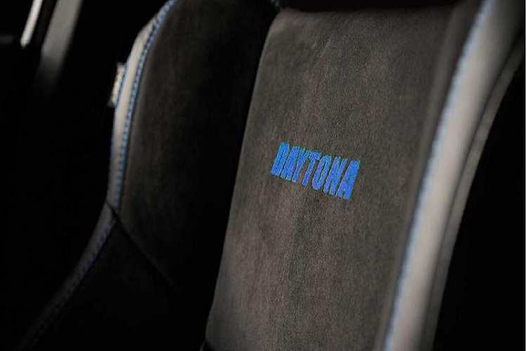 Giống như chiếc Charger Daytona cách đây 50 năm, phiên bản đặc biệt mới cũng có số lượng sản xuất chỉ 501 chiếc. Dodge hiện chưa công bố mức giá bán Charger Daytona, nhưng hãng sẽ bắt đầu mở đơn đặt hàng từ mùa thu này và giao tới các đại lý vào đầu năm 2020.